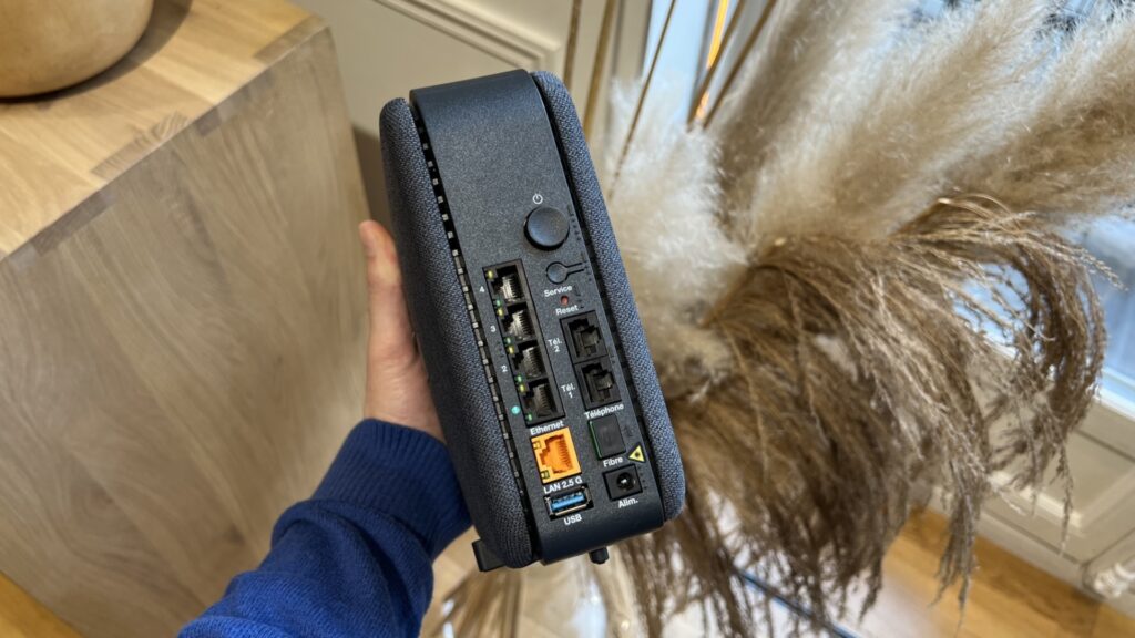 Le dos de la Livebox 6 et ses nombreux ports. // Source : Numerama Le dos de la Livebox 6 et ses nombreux ports. // Source : Numerama