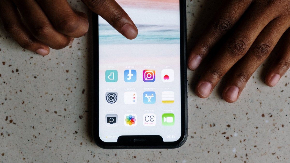 Un iPhone. // Source : Pexels/cottonbro (photo recadrée) Un iPhone. // Source : Pexels/cottonbro (photo recadrée)