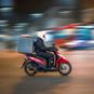 Livraison à moto. // Source : Unsplash (photo recadrée) Livraison à moto. // Source : Unsplash (photo recadrée)