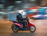 Livraison à moto. // Source : Unsplash (photo recadrée)