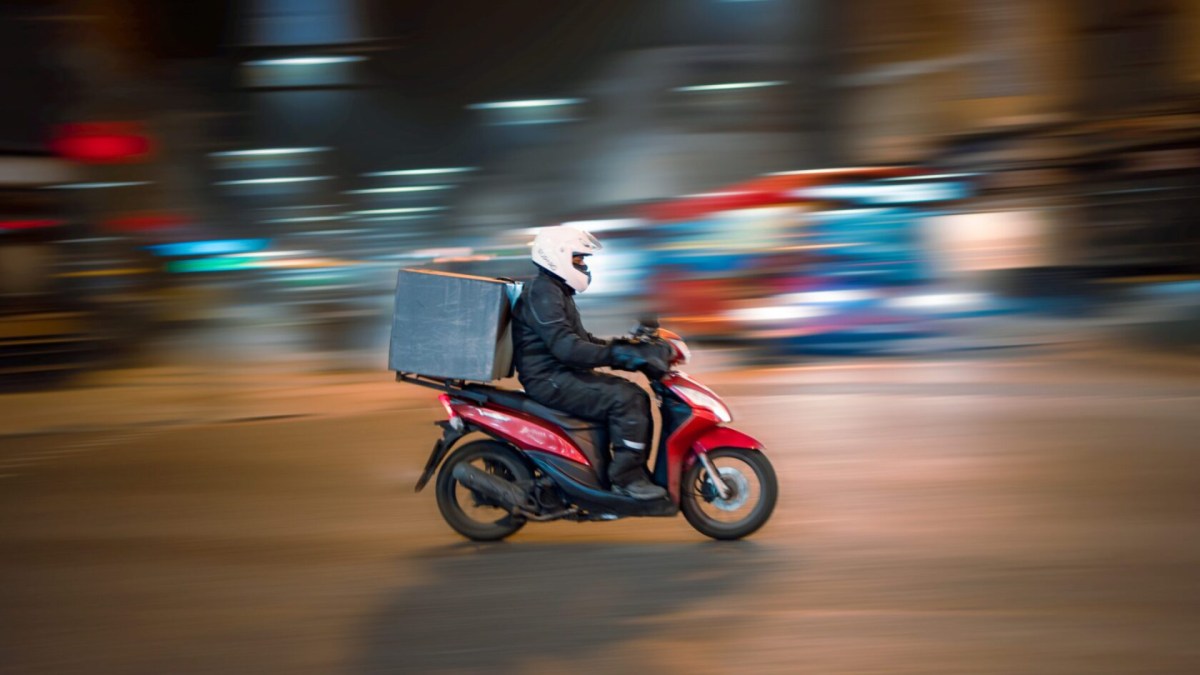 Livraison à moto. // Source : Unsplash (photo recadrée) Livraison à moto. // Source : Unsplash (photo recadrée)