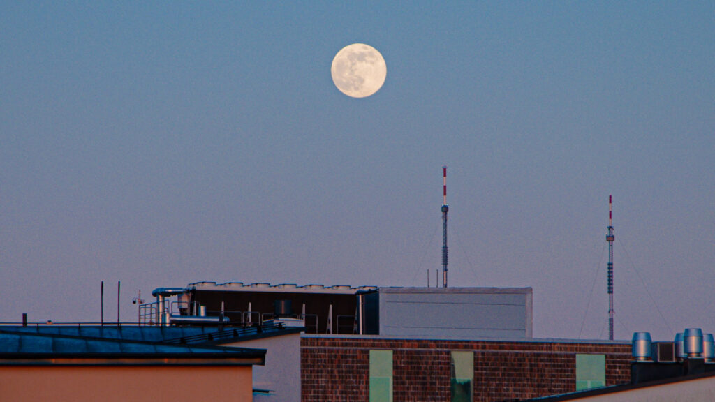 Pleine Lune. // Source : Unsplash/Jesper Kronholm (photo recadrée) Pleine Lune. // Source : Unsplash/Jesper Kronholm (photo recadrée)