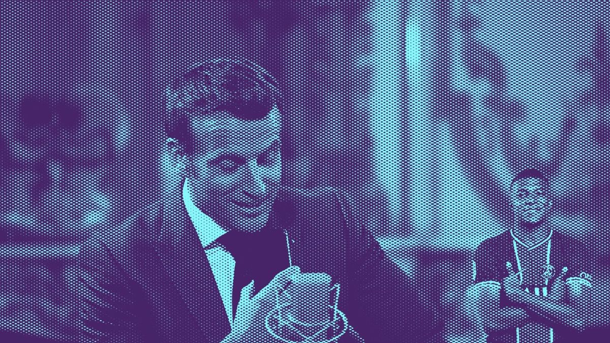 Macron qui parle dans son iPhone. // Source : YouTube/McFly et Carlito Macron qui parle dans son iPhone. // Source : YouTube/McFly et Carlito