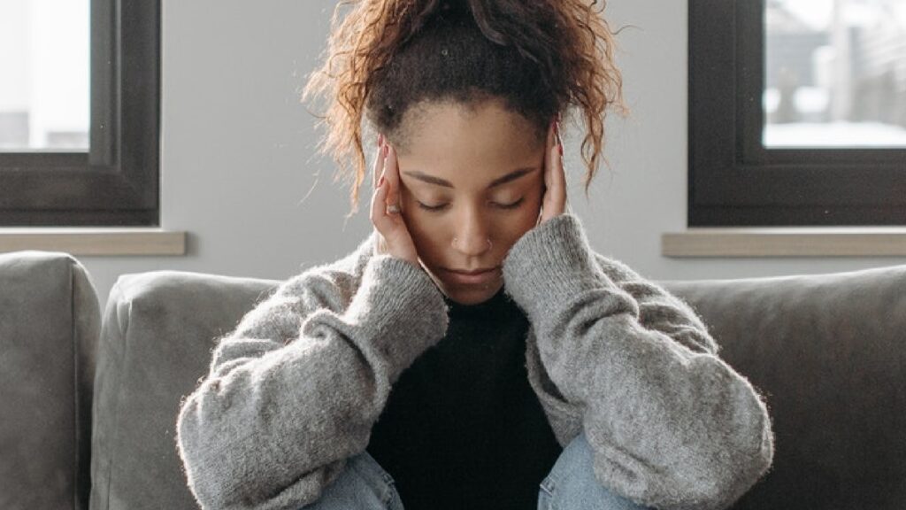 Le taux de prévalence du mal de crâne est plus élevé chez les femmes. // Source : Pexels Le taux de prévalence du mal de crâne est plus élevé chez les femmes. // Source : Pexels