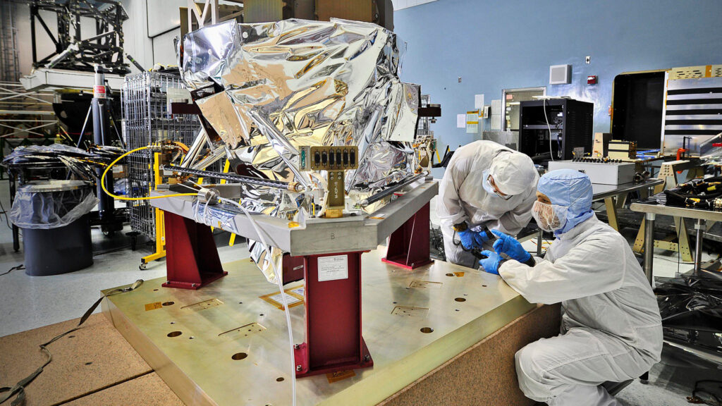 Inspection de l'instrument MIRI. // Source : NASA/Chris Gunn (photo recadrée) Inspection de l'instrument MIRI. // Source : NASA/Chris Gunn (photo recadrée)