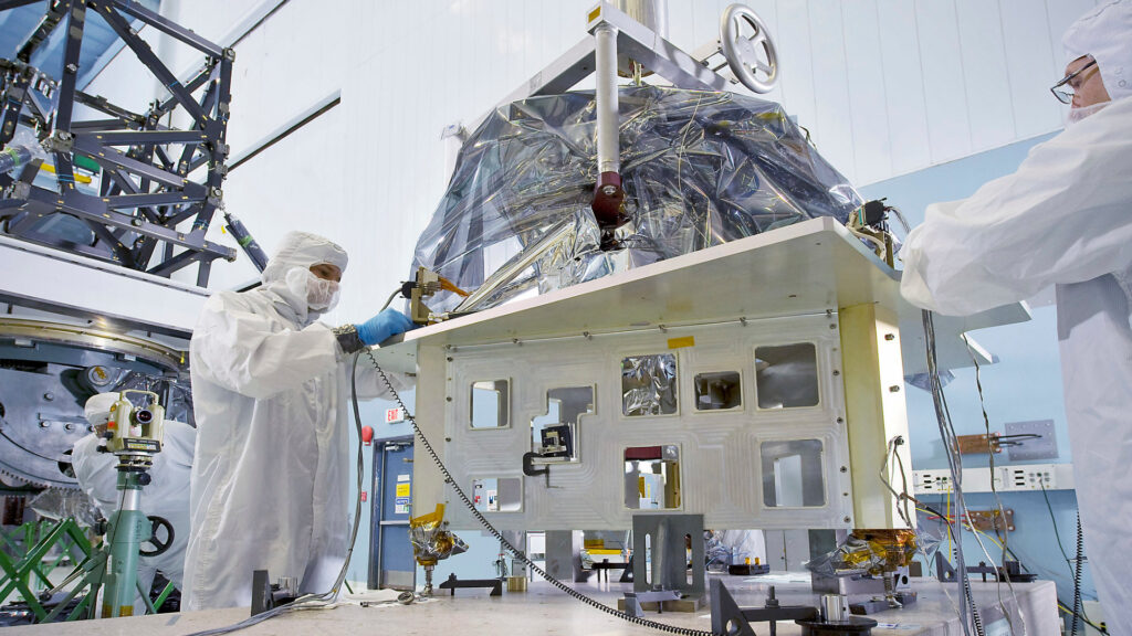 Préparation de l'instrument MIRI. // Source : NASA/Chris Gunn; Caption: NASA/Rob Gutro (photo recadrée) Préparation de l'instrument MIRI. // Source : NASA/Chris Gunn; Caption: NASA/Rob Gutro (photo recadrée)