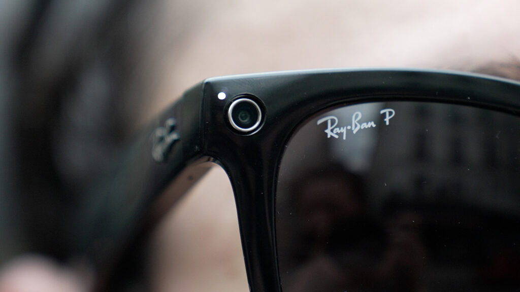 Qui pourra repérer le point lumineux qui s'allume à l'avant des lunettes ? // Source : Numerama Qui pourra repérer le point lumineux qui s'allume à l'avant des lunettes ? // Source : Numerama