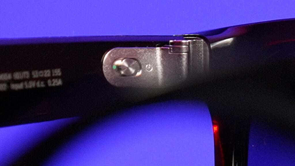 Le bouton "OFF" des Ray-Ban Stories // Source : Numerama Le bouton "OFF" des Ray-Ban Stories // Source : Numerama