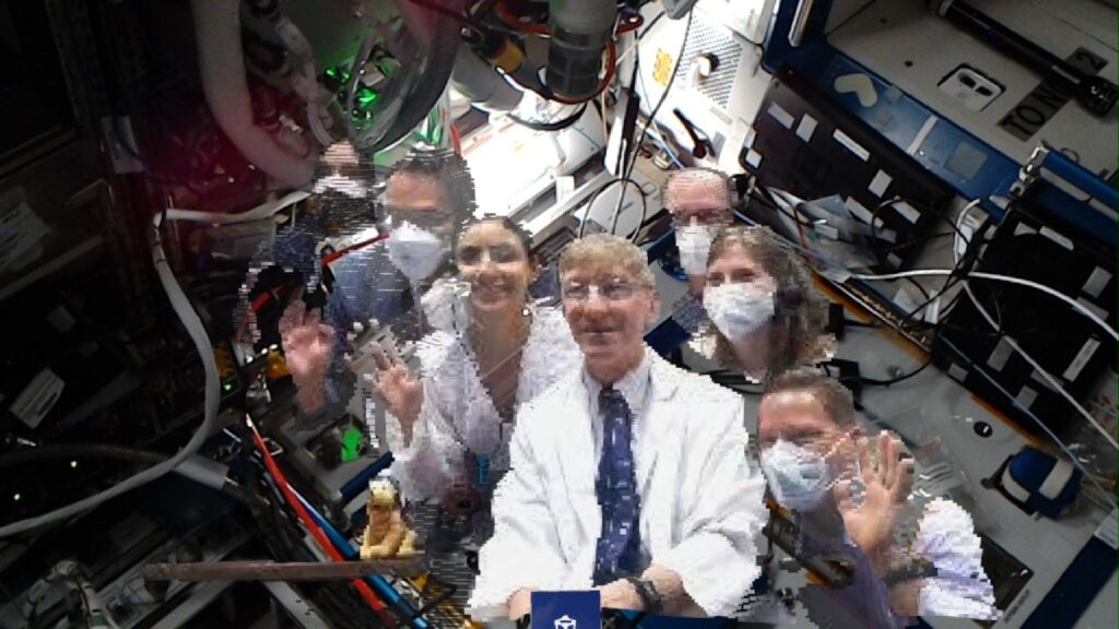 L'équipe médicale « holoportée » à bord de l'ISS. // Source : Nasa L'équipe médicale « holoportée » à bord de l'ISS. // Source : Nasa