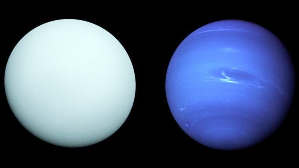 Uranus (à gauche, d'un bleu clair et pâle, uniforme) et Neptune (à droite, d'un bleu plus foncé, avec des tâches visibles) photographiées par Voyager 2. // Source : Nasa Uranus (à gauche, d'un bleu clair et pâle, uniforme) et Neptune (à droite, d'un bleu plus foncé, avec des tâches visibles) photographiées par Voyager 2. // Source : Nasa