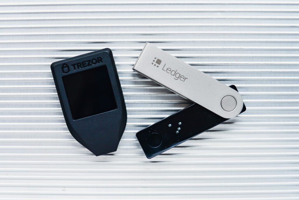 Ledger et Trezor, les deux leaders du marché. // Source : Unsplash Ledger et Trezor, les deux leaders du marché. // Source : Unsplash