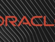 Logo d'Oracle. // Source : Wikimedia/CC/Oracle Corporation ; Pexels/Adrien Olichon ; montage Numerama Logo d'Oracle. // Source : Wikimedia/CC/Oracle Corporation ; Pexels/Adrien Olichon ; montage Numerama