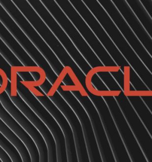 Logo d'Oracle. // Source : Wikimedia/CC/Oracle Corporation ; Pexels/Adrien Olichon ; montage Numerama Logo d'Oracle. // Source : Wikimedia/CC/Oracle Corporation ; Pexels/Adrien Olichon ; montage Numerama