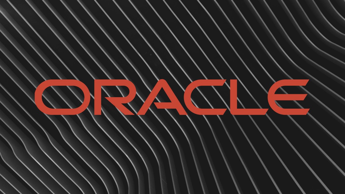 Logo d'Oracle. // Source : Wikimedia/CC/Oracle Corporation ; Pexels/Adrien Olichon ; montage Numerama Logo d'Oracle. // Source : Wikimedia/CC/Oracle Corporation ; Pexels/Adrien Olichon ; montage Numerama