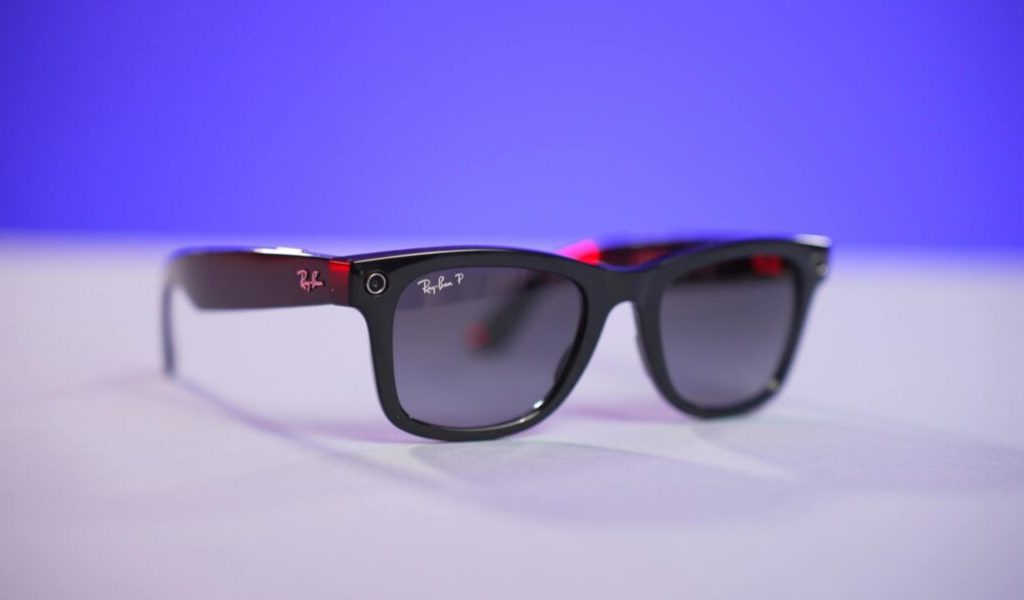 Les Ray-Ban Stories ressemblent à des Ray-Ban normales. // Source : Numerama Les Ray-Ban Stories ressemblent à des Ray-Ban normales. // Source : Numerama