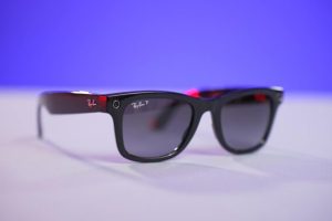 Les Ray-Ban Stories ressemblent à des Ray-Ban normales. // Source : Numerama Les Ray-Ban Stories ressemblent à des Ray-Ban normales. // Source : Numerama
