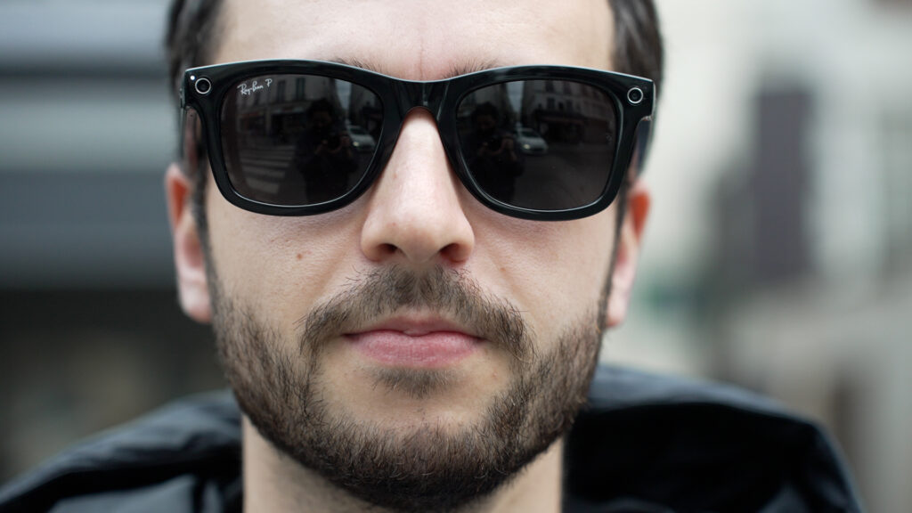 Quand elles prennent une vidéo, les Ray-Ban Stories allument un point lumineux. // Source : Numerama Quand elles prennent une vidéo, les Ray-Ban Stories allument un point lumineux. // Source : Numerama