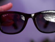 Les lunettes de Facebook ne sont pas très pratiques pour téléphoner, même si on a un peu l’impression d’être un espion. // Source : Numerama Les lunettes de Facebook ne sont pas très pratiques pour téléphoner, même si on a un peu l’impression d’être un espion. // Source : Numerama