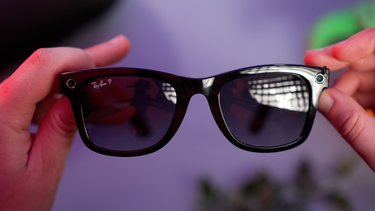 Les lunettes de Facebook ne sont pas très pratiques pour téléphoner, même si on a un peu l’impression d’être un espion. // Source : Numerama Les lunettes de Facebook ne sont pas très pratiques pour téléphoner, même si on a un peu l’impression d’être un espion. // Source : Numerama