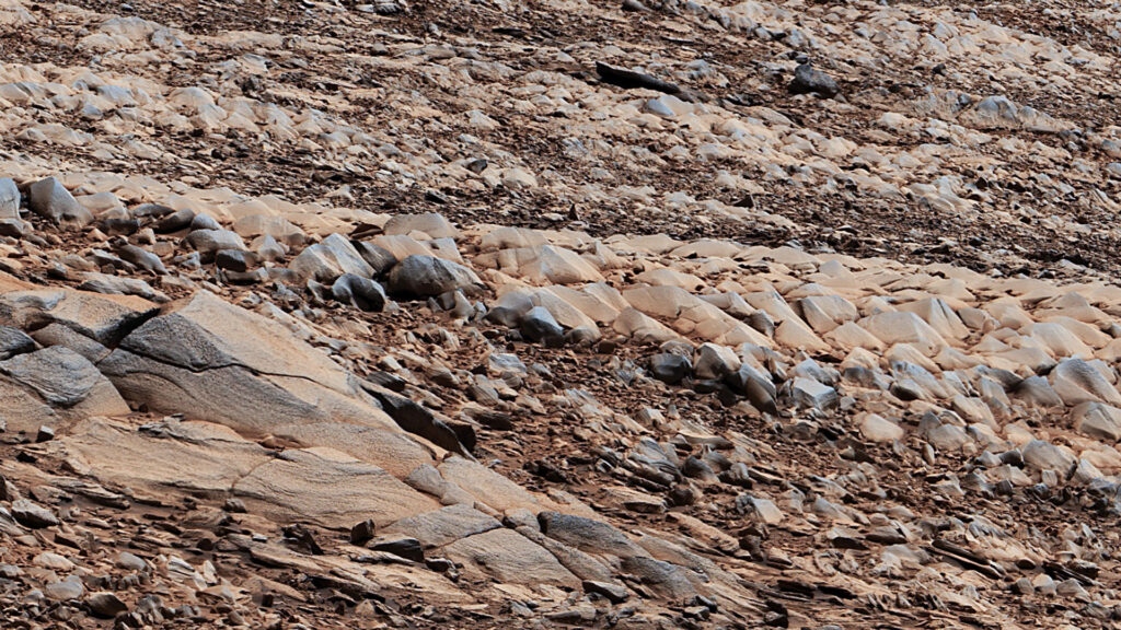 Zoom sur les rochers vus par Curiosity. // Source : NASA/JPL-Caltech/MSSS (image recadrée) Zoom sur les rochers vus par Curiosity. // Source : NASA/JPL-Caltech/MSSS (image recadrée)