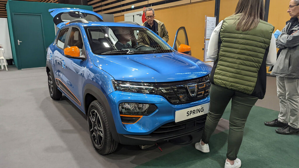 Dacia Spring au salon auto de Lyon // Source : Raphaelle Baut pour Numerama Dacia Spring au salon auto de Lyon // Source : Raphaelle Baut pour Numerama
