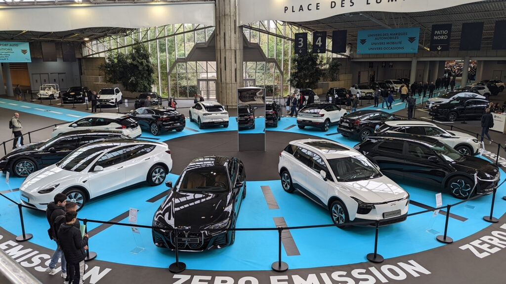 Salon auto de Lyon et son hall dédié aux électriques // Source : Raphaelle Baut pour Numerama Salon auto de Lyon et son hall dédié aux électriques // Source : Raphaelle Baut pour Numerama
