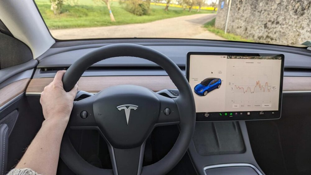 Au volant du Tesla Model Y // Source : Raphaelle Baut pour Numerama Au volant du Tesla Model Y // Source : Raphaelle Baut pour Numerama