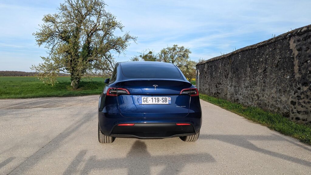 Face arrière Tesla Model Y // Source : Raphaelle Baut pour Numerama Face arrière Tesla Model Y // Source : Raphaelle Baut pour Numerama