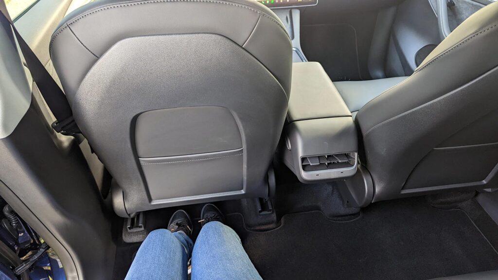 Model Y - Espace pour les passagers arrière // Source : Raphaelle Baut pour Numerama Model Y - Espace pour les passagers arrière // Source : Raphaelle Baut pour Numerama