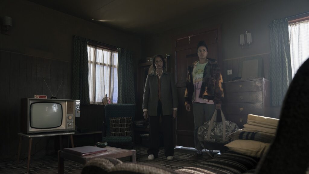 Natasha (à droite) est accompagnée de l'étrange Mrs Eaves (à gauche) // Source : HBO Natasha (à droite) est accompagnée de l'étrange Mrs Eaves (à gauche) // Source : HBO