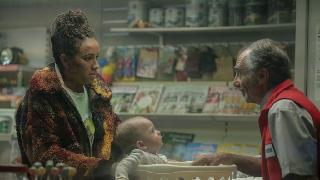 Ce bébé sorti de nulle part semble attirer les problèmes // Source : HBO Ce bébé sorti de nulle part semble attirer les problèmes // Source : HBO