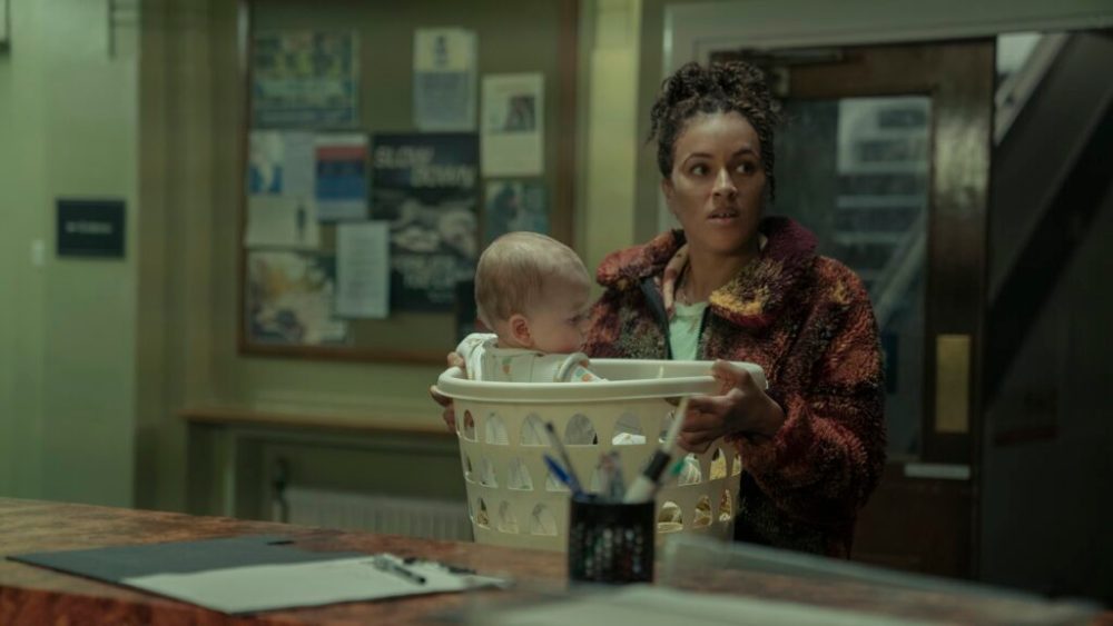 Natasha va devoir composer avec un bébé manipulateur et tueur // Source : HBO Natasha va devoir composer avec un bébé manipulateur et tueur // Source : HBO