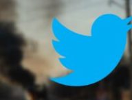 Twitter propose à ses utilisateurs de signaler aux-mêmes le contenu sensible. // Source : Numerama