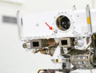 Le dispositif SuperCam de Perseverance. La flèche rouge pointe le microphone. Source : Nasa, JPL-Caltech