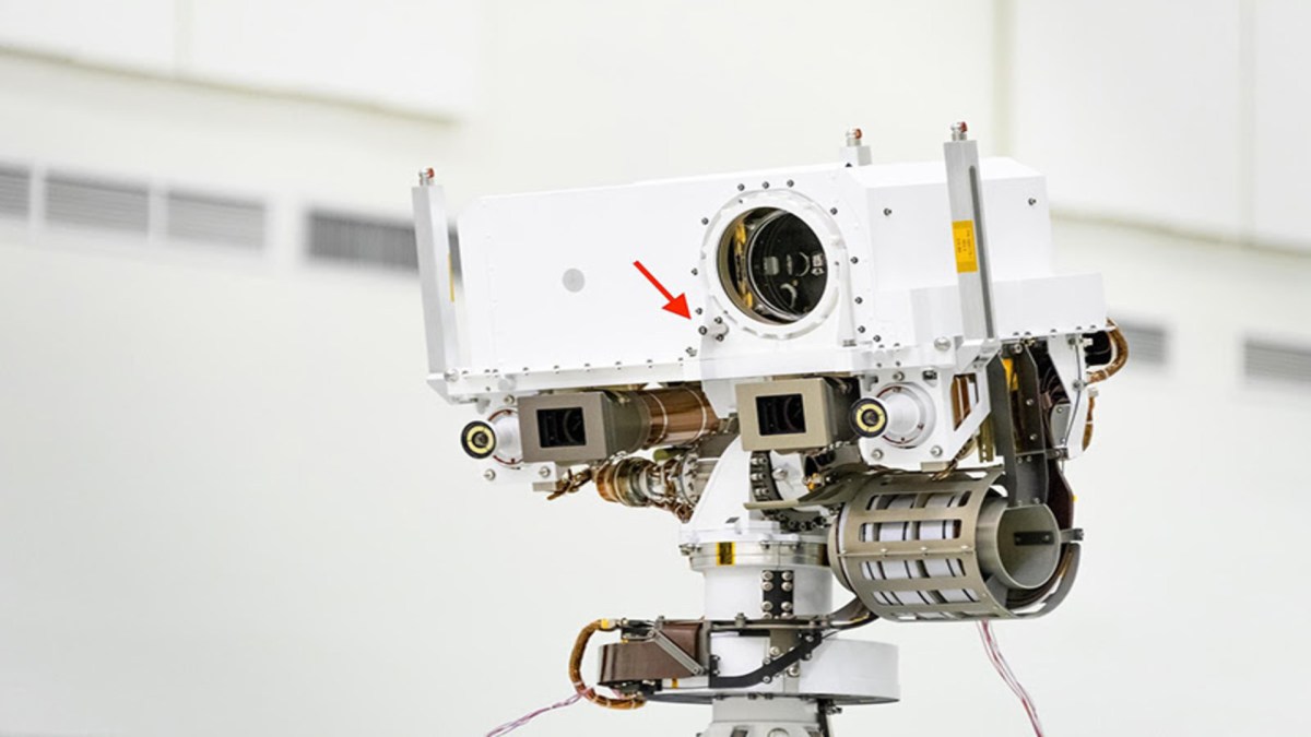 Le dispositif SuperCam de Perseverance. La flèche rouge pointe le microphone. Source : Nasa, JPL-Caltech Le dispositif SuperCam de Perseverance. La flèche rouge pointe le microphone. Source : Nasa, JPL-Caltech