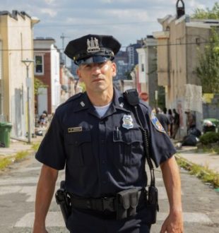 Jon Bernthal est terrifiant dans le rôle de Wayne Jenkins // Source : HBO Jon Bernthal est terrifiant dans le rôle de Wayne Jenkins // Source : HBO