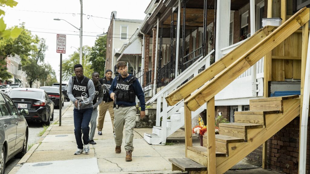 Vingt ans après The Wire, les violences policières de We Own this city prennent toujours aux tripes // Source : HBO