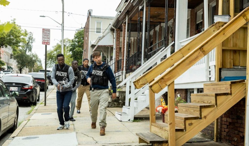 Vingt ans après The Wire, les violences policières de We Own this city prennent toujours aux tripes // Source : HBO