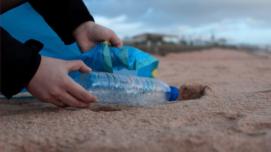 Bouteille en plastique sur la plage : cela pollue pendant des décennies. // Source : Pexels Bouteille en plastique sur la plage : cela pollue pendant des décennies. // Source : Pexels
