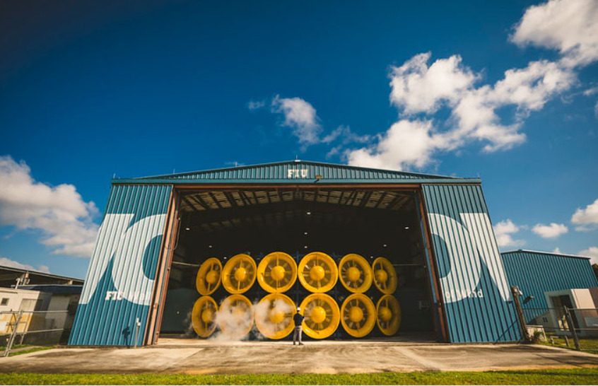 Douze ventilateurs dominent une extrémité du mur du vent, une grande installation expérimentale de la Florida International University à Miami. Là-bas, des vents aussi rapides que 252 kilomètres à l'heure ont permis aux chercheurs de recréer les conditions rencontrées lors d'un ouragan de catégorie 5 de faible intensité. // Source : ScienceNews Douze ventilateurs dominent une extrémité du mur du vent, une grande installation expérimentale de la Florida International University à Miami. Là-bas, des vents aussi rapides que 252 kilomètres à l'heure ont permis aux chercheurs de recréer les conditions rencontrées lors d'un ouragan de catégorie 5 de faible intensité. // Source : ScienceNews
