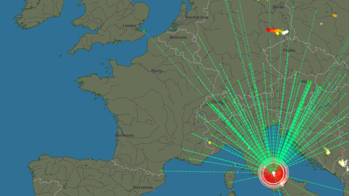 Suivez les éclairs en temps réel. // Source : Capture d'écran blitzortung Suivez les éclairs en temps réel. // Source : Capture d'écran blitzortung