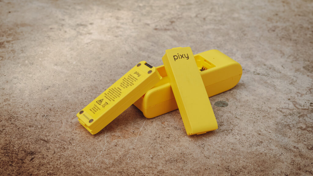 Les batteries rechargeables du Pixy, avec le chargeur USB-C fourni avec. // Source : Louise Audry pour Numerama Les batteries rechargeables du Pixy, avec le chargeur USB-C fourni avec. // Source : Louise Audry pour Numerama