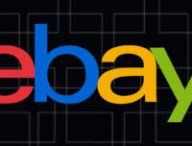 Logo eBay. // Source : Wikimedia/CC/Lippincott Studio/Adrian Frutiger (typeface)., montage Numerama