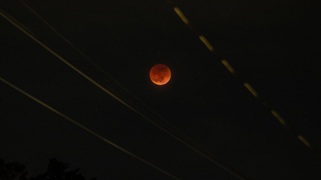 La phase totale de l'éclipse lunaire du 16 mai. // Source : Flickr/CC/bgwashburn (photo recadrée) La phase totale de l'éclipse lunaire du 16 mai. // Source : Flickr/CC/bgwashburn (photo recadrée)