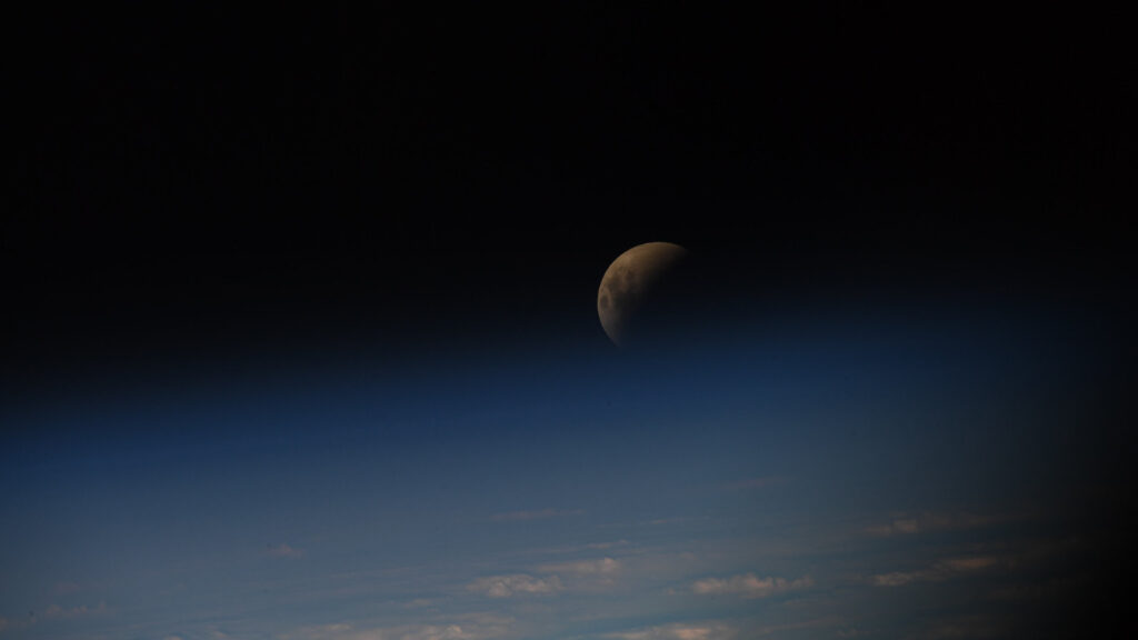 Une image de l'éclipse lunaire, obtenue depuis l'ISS. // Source : Flickr/CC/Samantha Cristoforetti (photo recadrée) Une image de l'éclipse lunaire, obtenue depuis l'ISS. // Source : Flickr/CC/Samantha Cristoforetti (photo recadrée)