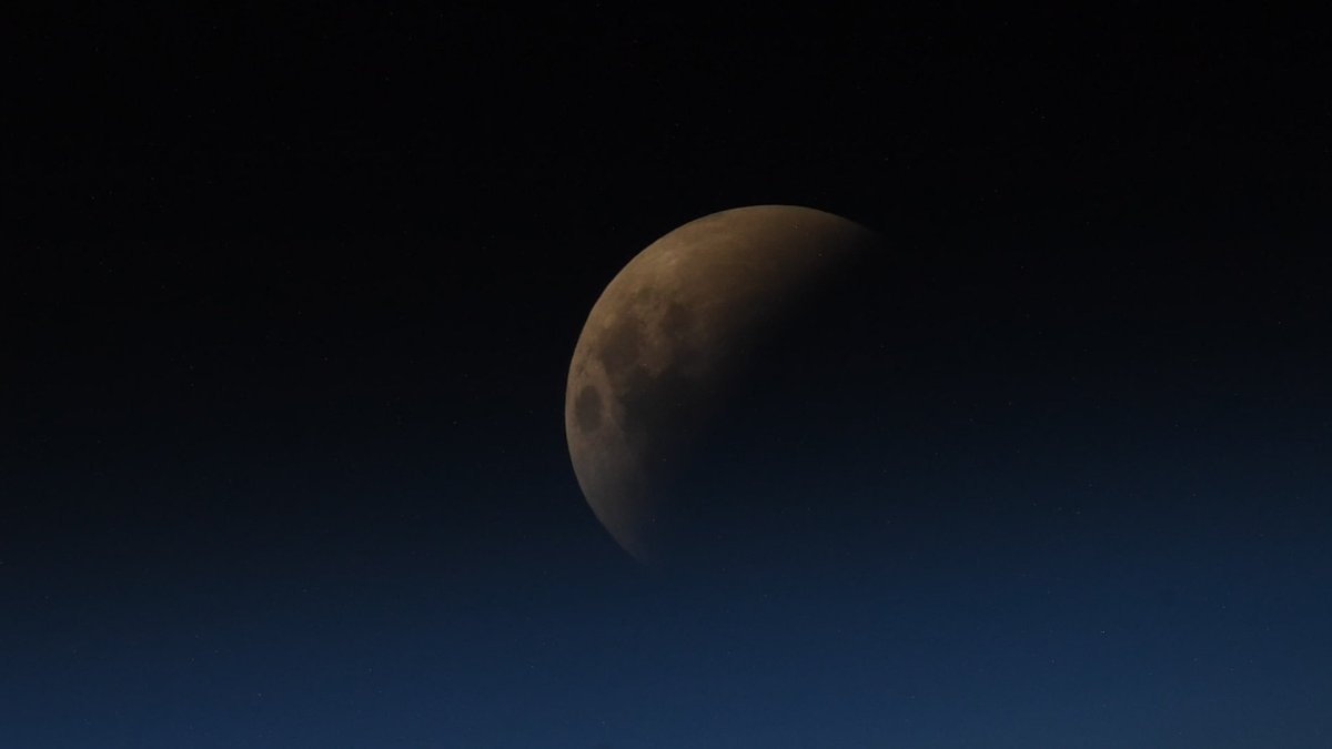 L'éclipse vue depuis l'ISS. // Source : Flickr/CC/Samantha Cristoforetti (photo recadrée) L'éclipse vue depuis l'ISS. // Source : Flickr/CC/Samantha Cristoforetti (photo recadrée)