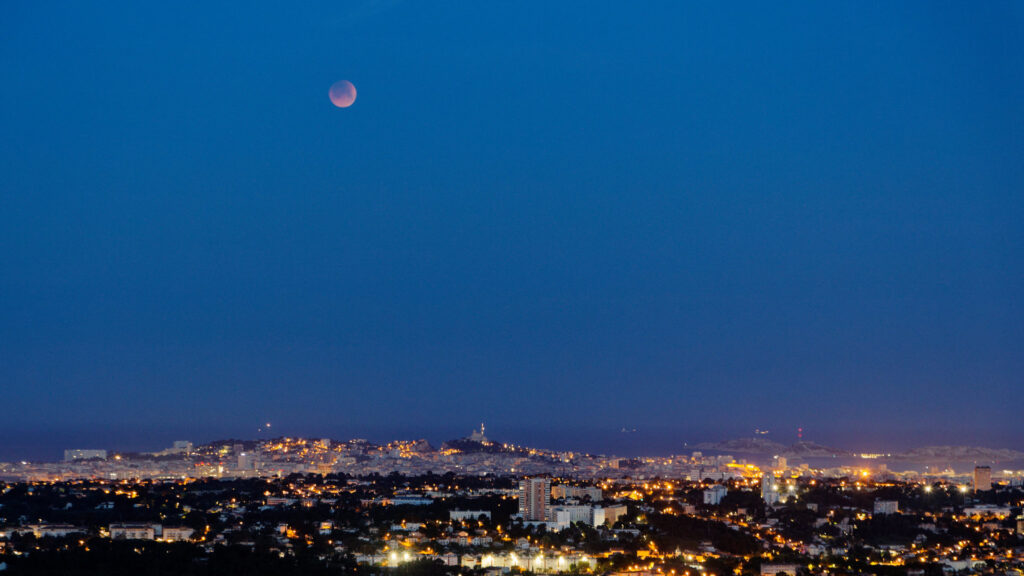 L'éclipse totale de Lune surplombant Marseille. // Source : Flickr/CC/Alexandre Santerne (photo recadrée) L'éclipse totale de Lune surplombant Marseille. // Source : Flickr/CC/Alexandre Santerne (photo recadrée)