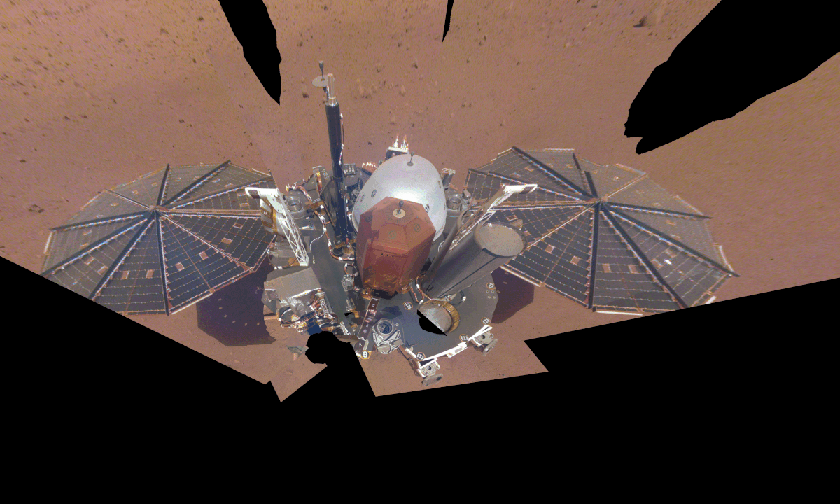 Premier et dernier selfies d'InSight sur Mars. // Source : NASA/JPL-Caltech Premier et dernier selfies d'InSight sur Mars. // Source : NASA/JPL-Caltech