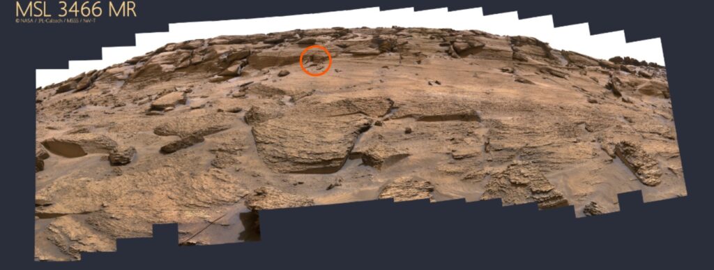La « porte » n'en est pas une, ce n'est qu'un petit renfoncement dans un rocher. // Source : Nasa/JPL La « porte » n'en est pas une, ce n'est qu'un petit renfoncement dans un rocher. // Source : Nasa/JPL