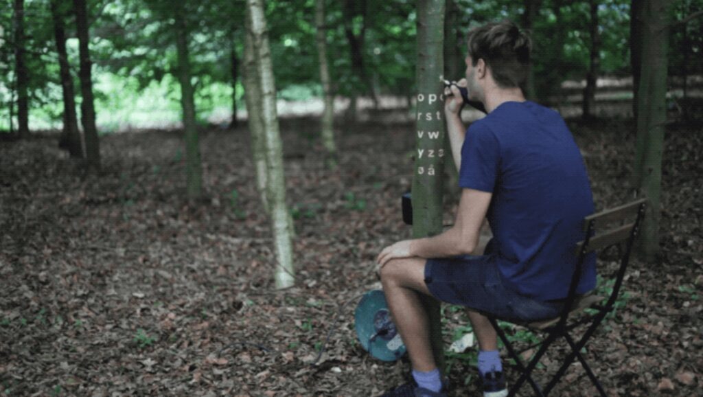 Bjørn Karmann en train de graver les lettres dans l'arbre // Source : Bjørn Karmann Bjørn Karmann en train de graver les lettres dans l'arbre // Source : Bjørn Karmann